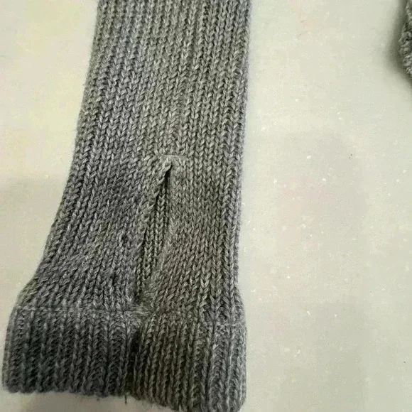 Lululemon women gray knit sweater thumb holes curved hem size 6 perfect! - Picture 15 of 15